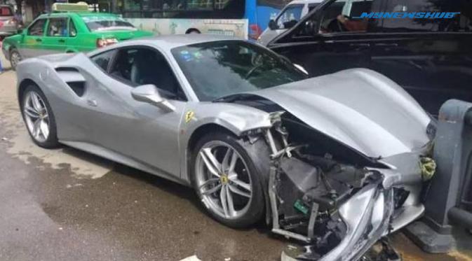 Demi Selamatkan Anjing, 2 Ferrari Kemalangan