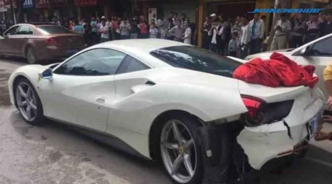 Demi Selamatkan Anjing, 2 Ferrari Kemalangan