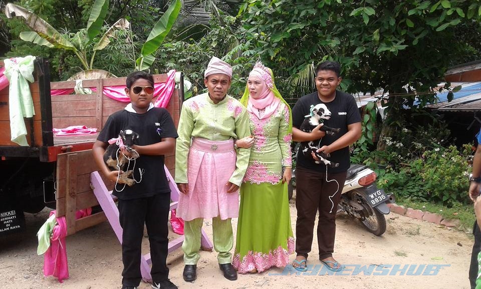 Pasangan Pengantin Sanding Dengan Kambing