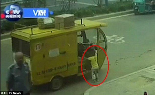 Kanak-Kanak Pandu Kenderaan Penghantar Barang Rempuh SUV