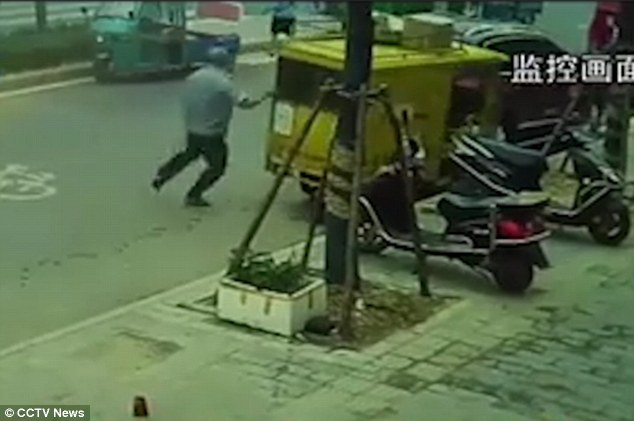 Kanak-Kanak Pandu Kenderaan Penghantar Barang Rempuh SUV