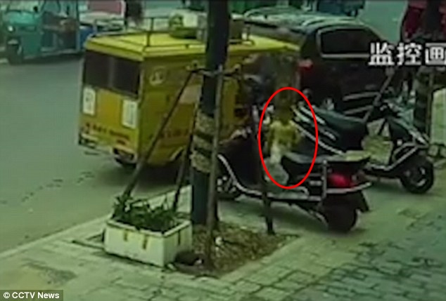 Kanak-Kanak Pandu Kenderaan Penghantar Barang Rempuh SUV