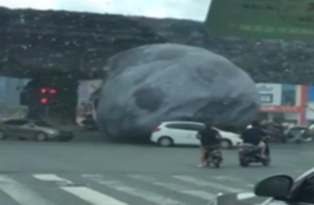 Bulan Gergasi Bergolek Gegarkan Warga China