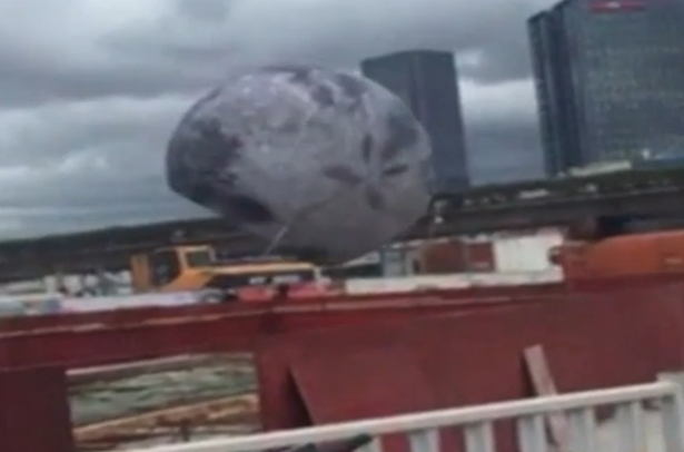 Bulan Gergasi Bergolek Gegarkan Warga China