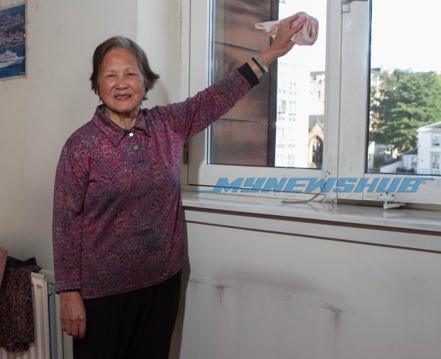 Nenek 76 Tahun Berani Panjat Tingkat 5, Cuci Tingkap