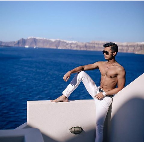 Wow! Anak Che Ta Posing Tayang Dada Di Greece