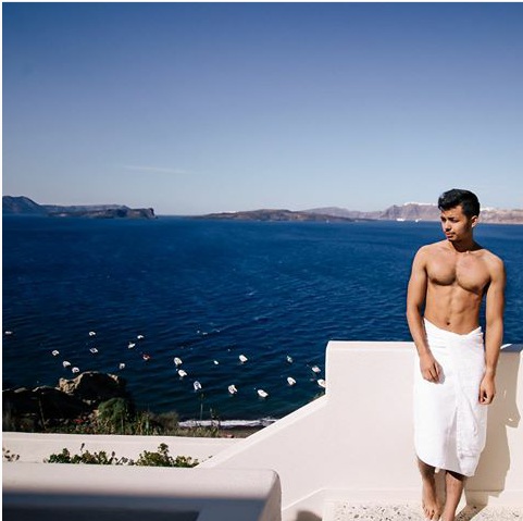 Wow! Anak Che Ta Posing Tayang Dada Di Greece