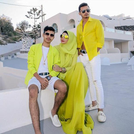 Wow! Anak Che Ta Posing Tayang Dada Di Greece