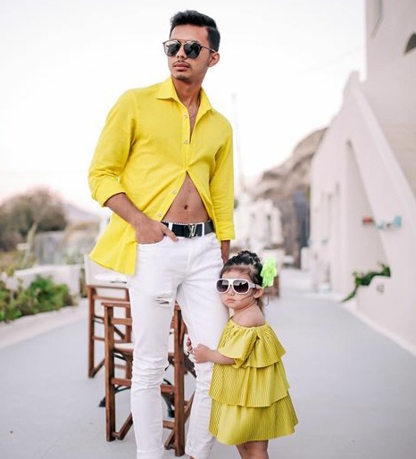 Wow! Anak Che Ta Posing Tayang Dada Di Greece