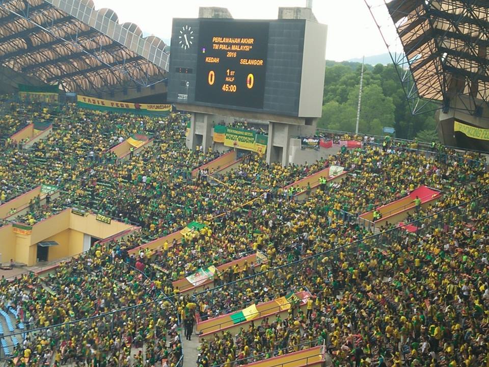 'Lautan' Hijau Kuning & Merah Kuning Di Stadium Shah Alam