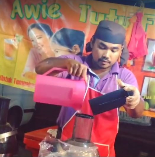Wajah Iras Johan Raja Lawak,Â Penjual Jus Buah Ini Viral
