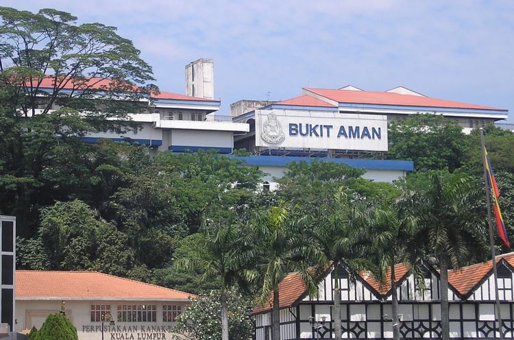 Polis Curi Kereta Polis Di HQ Polis Bukit Aman?