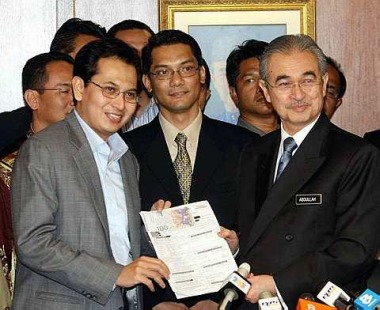 Dulu Kutuk Tun M, Konon Ada Kotak Rahsia Negara, Kini...