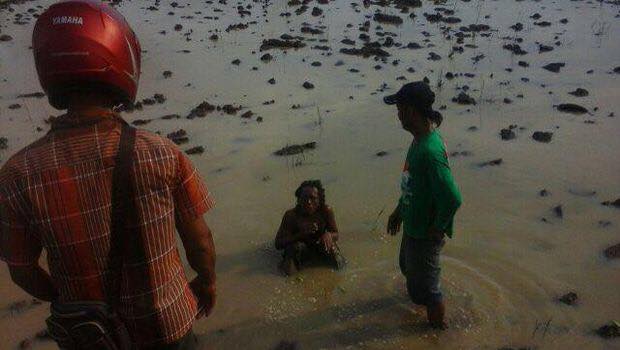 Ingatkan Mayat, Rupanya Orang Gila Tidur Di Sawah