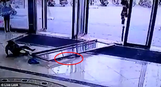 Kanak-Kanak 3 Tahun Nyaris Maut Dihempap Pintu Kaca