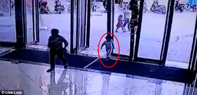 Kanak-Kanak 3 Tahun Nyaris Maut Dihempap Pintu Kaca