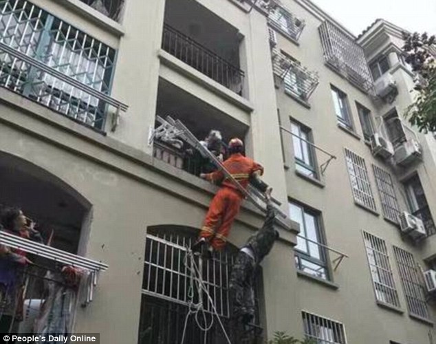 Tersangkut Di Ampaian Flat, Warga Emas Terselamat Maut