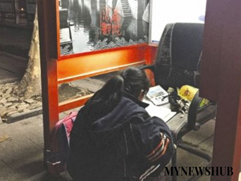 Budak Guna Lampu Pondok Telefon, Buat Kerja Rumah 2