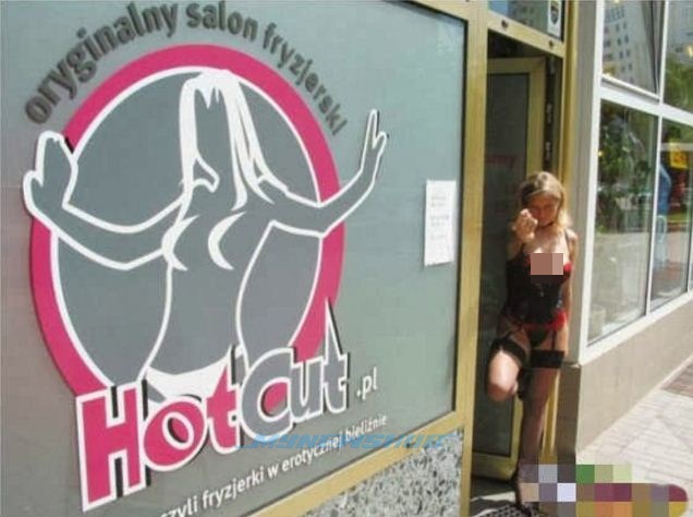 Tayang Payudara Sambil Bertugas Gunting Rambut