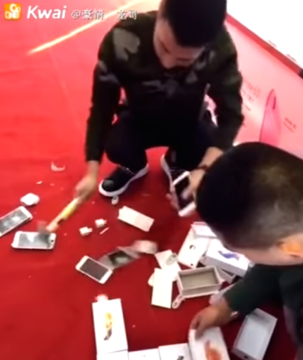 Lelaki Musnahkan iPhone 7 Guna Tukul