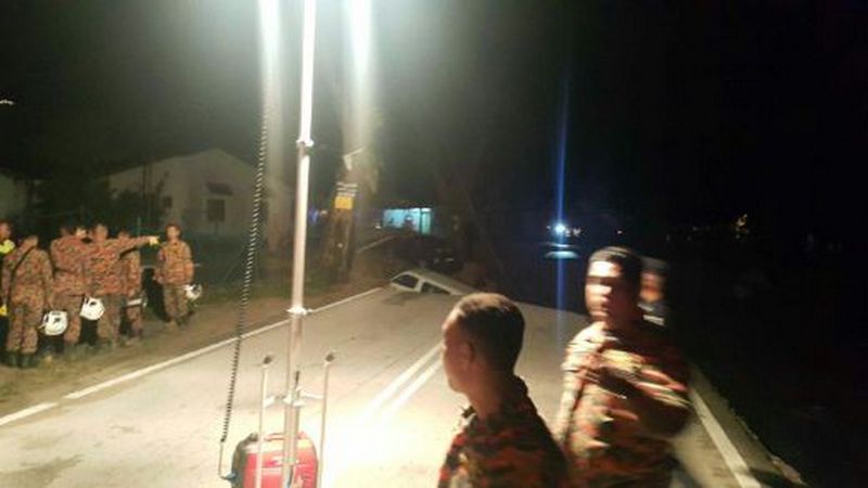 Ngeri Gerai, Kereta Ditarik Runtuhan Seluas Padang Bola