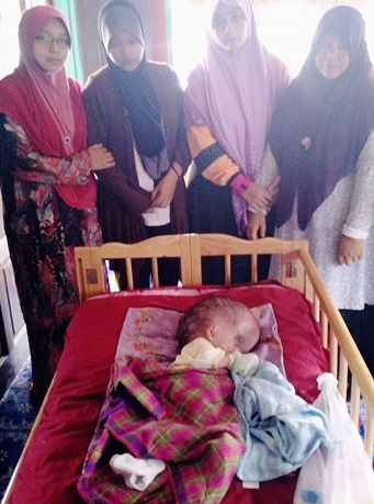 Bayi Perempuan Kepala Besar Perlukan Bantuan