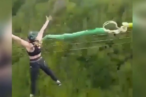 Pasang Cangkuk Belakang Badan Buat 'Bungee Jump'