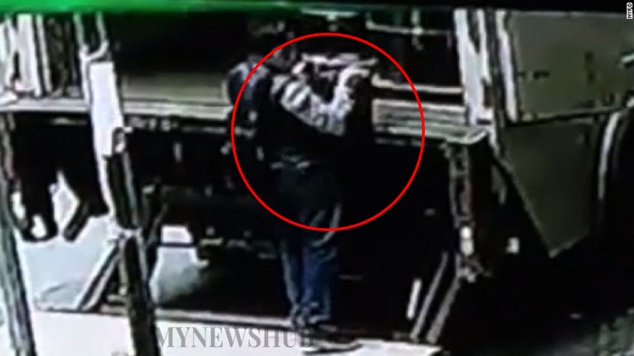 Lelaki Larikan Baldi Mengandungi Kepingan Emas RM 7 Juta