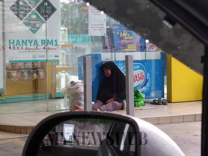 Seorang Ibu Tua Di Stesen Minyak...