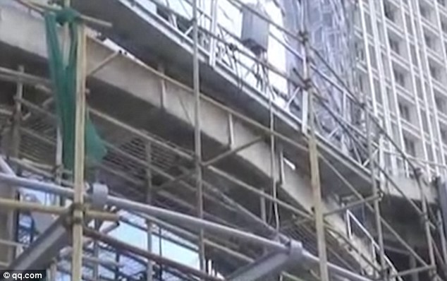 Ngeri.. Batang Besi 6 Kaki Tertusuk Bahu Ke Pinggang