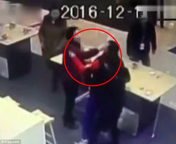 Wanita Mengamuk Tak Dapat Ganti Rugi Telefon Rosak