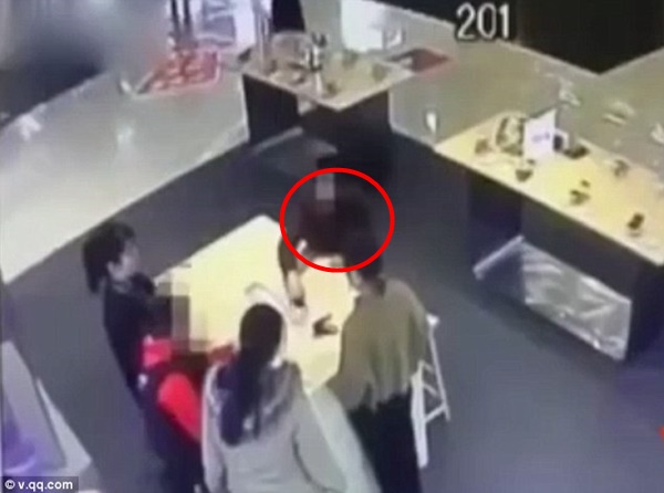 Wanita Mengamuk Tak Dapat Ganti Rugi Telefon Rosak