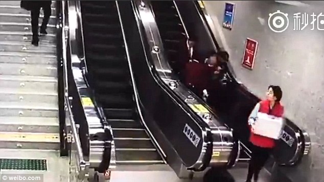 Wanita Pakai High Heels Naik Eskalator Jatuh Tergolek