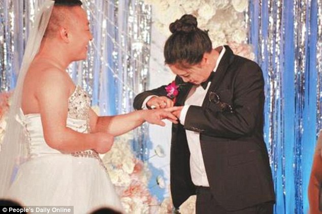 Takut Gemuk, Pengantin Wanita Suruh Pasangan Pakai Gaunnya