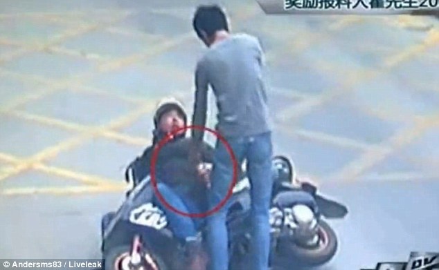  Ini Habuannya Padah Curi Telefon Milik Guru Kung Fu