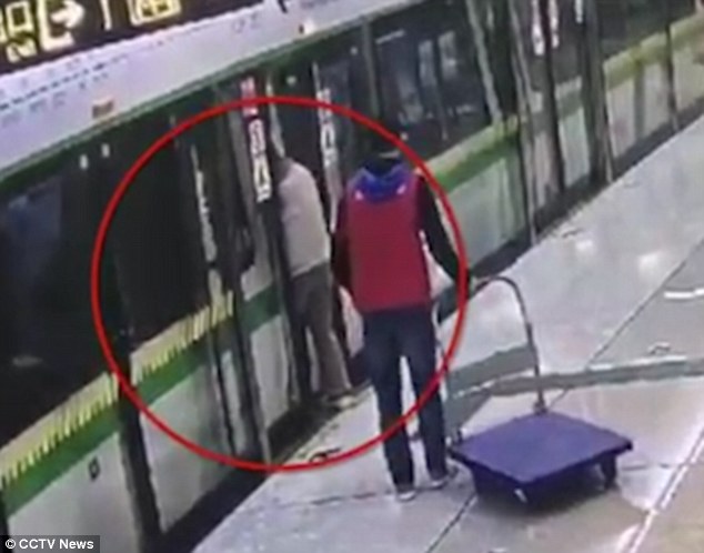 Undang Padah, Lelaki Halang Pintu Kereta Api Guna Stroller