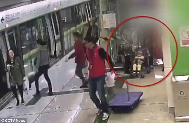 Undang Padah, Lelaki Halang Pintu Kereta Api Guna Stroller