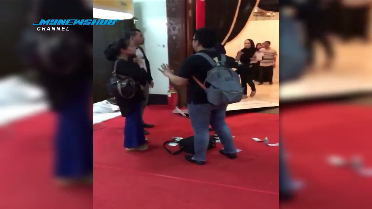 Mengamuk Tak Dapat Tapak, Lempar Duit Macam Tu Je..