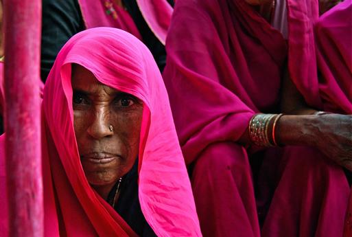 Geng Gulabi Pukul Perogol, Lelaki Dayus Di India