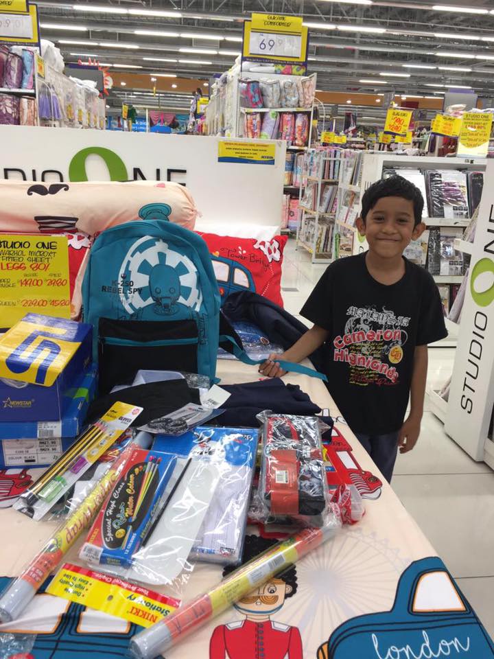 5 Beradik Yatim Piatu Gembira Terima Bantuan Persekolahan