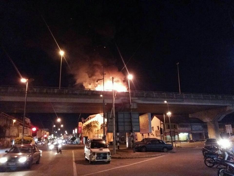 Dua Letupan 'Gegarkan' Pelabuhan Klang