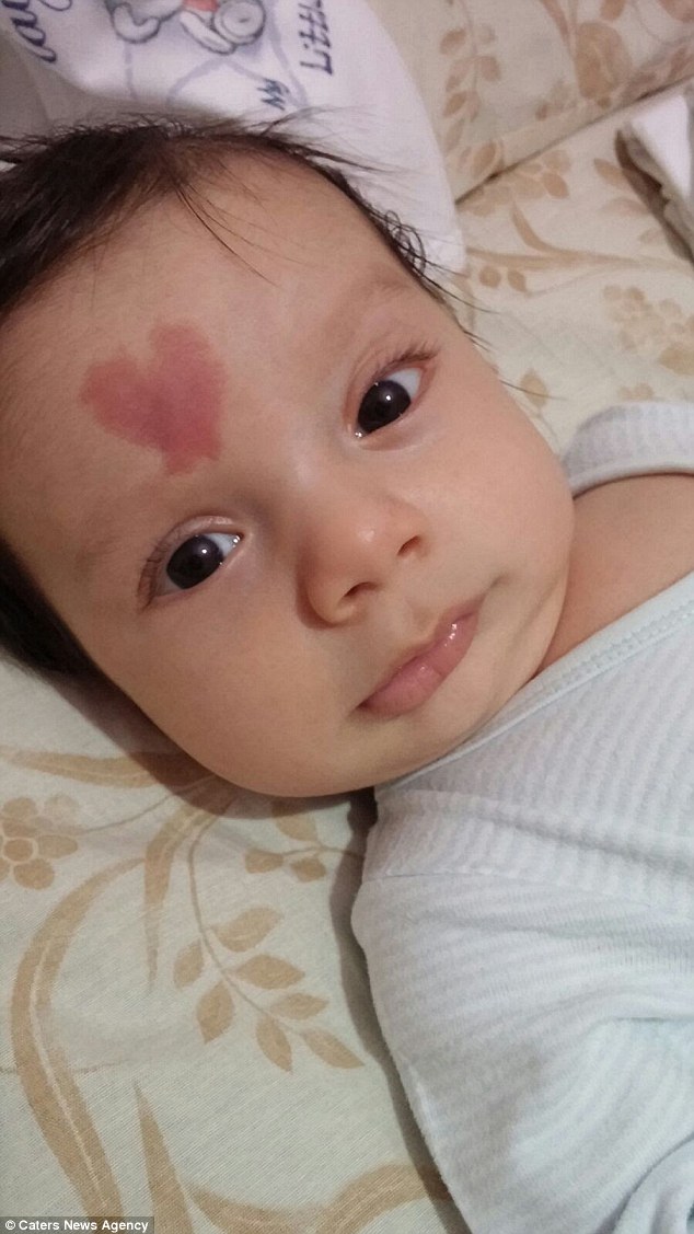 Tanda Lahir Bentuk 'Love' Bayi Ini Curi Tumpuan