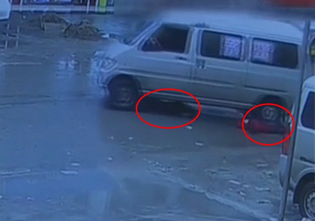 Pasangan Kembar Nyaris Maut Dilanggar Pemandu Cuai