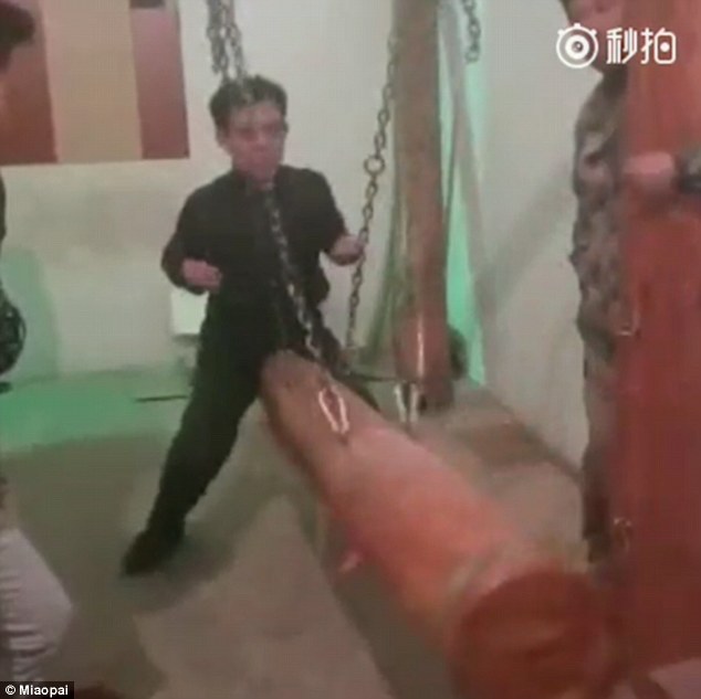 Video Ahli Kung Fu Tahan Tiang Kayu Guna Kelengkang