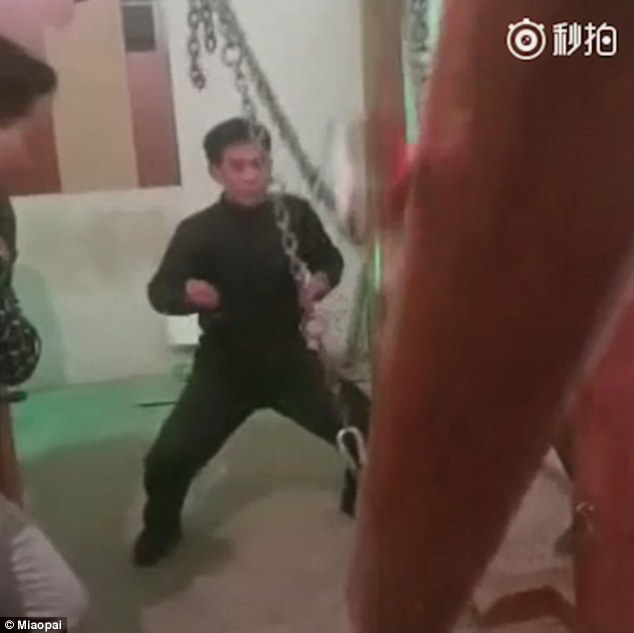 Video Ahli Kung Fu Tahan Tiang Kayu Guna Kelengkang