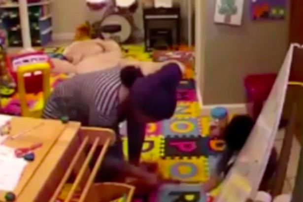 Pengasuh Guna Objek Panas Disiplinkan Anak Majikan