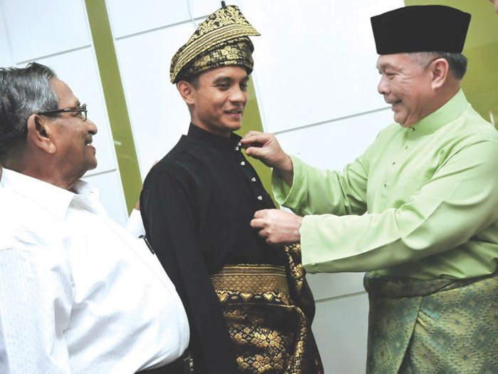 Cuaca Amat Sejuk Punca Faiz Tidak Berbaju Melayu