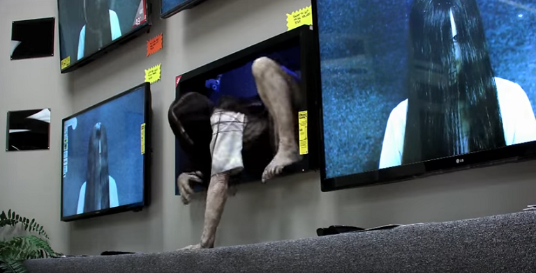 Kecoh Hantu Keluar Dari TV Ala Filem The Ring