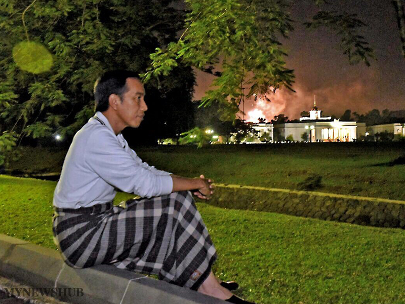Jokowi Tampil Cool Berkain Pelikat Sambut Tahun Baru