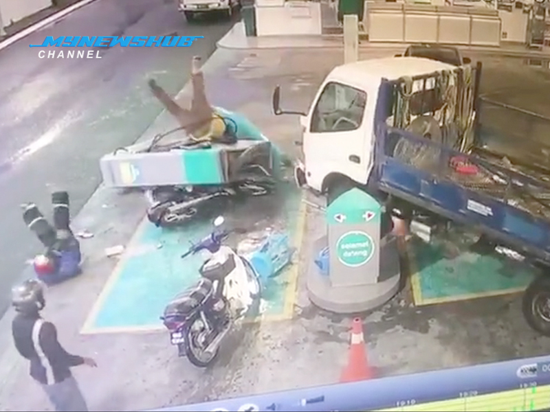 Video: Lori Hilang Kawalan Rempuh Stesen Minyak